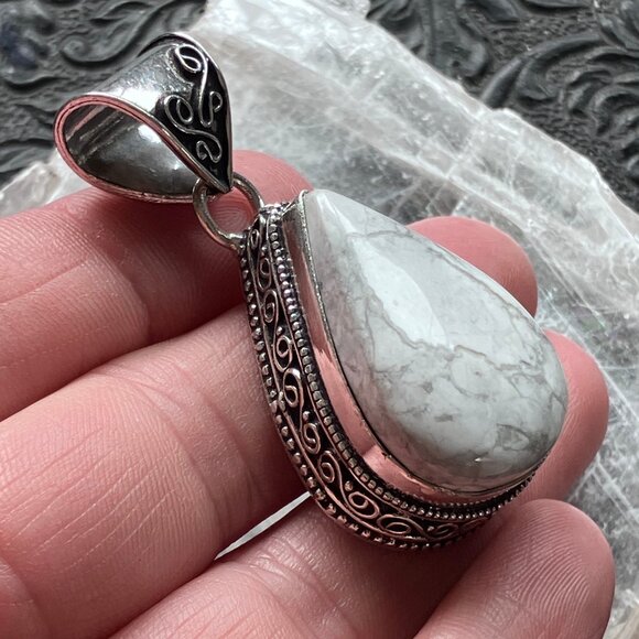 Natural Howlite Handcrafted Stone Jewelry Crystal Pendant - Picture 3 of 7